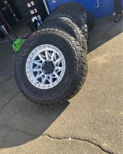 Vendo un set de rines nuevos con llantas toyo 285/70/17