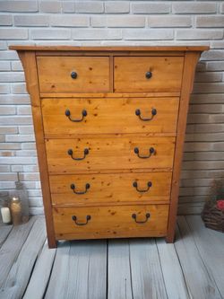 FARM-STYLE SOLID WOOD DRESSER