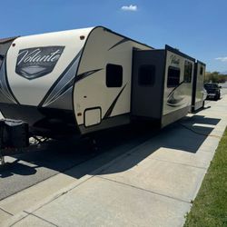 LIKE NEW travel trailer camper RV with 2 bedrooms & 2 slides. MUST SEE!