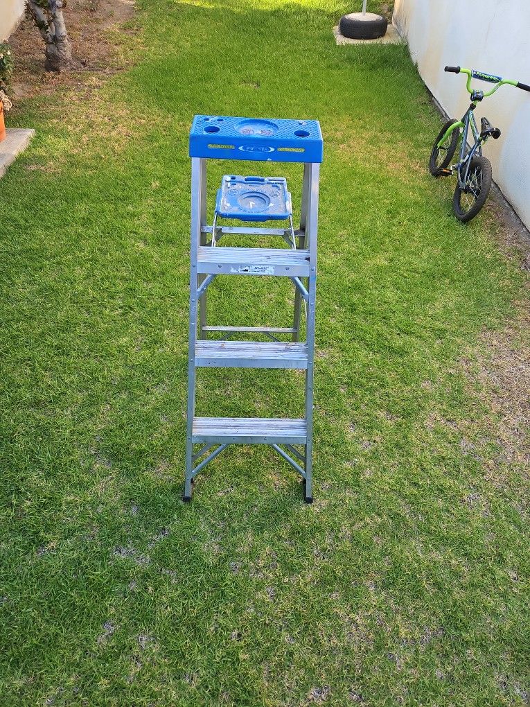 Warner 4' Aluminum Ladder