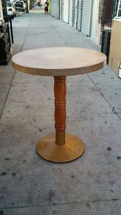 Mesa con base de madera y fierro 24X29de alto