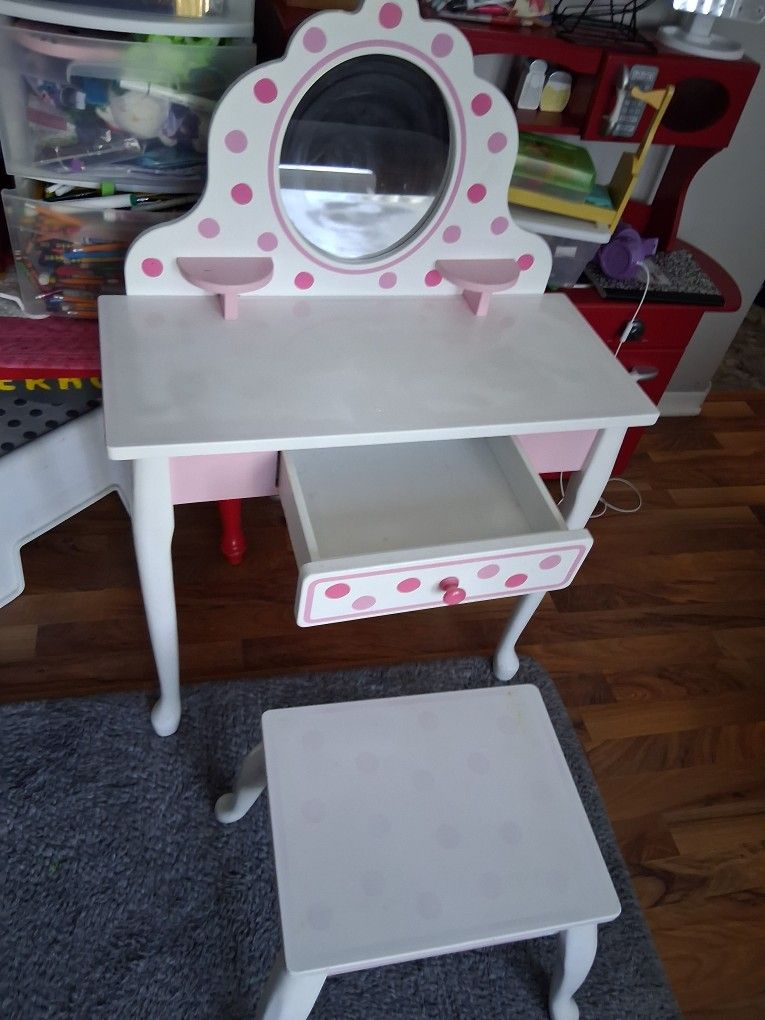 Vanity Mirror With Stool
