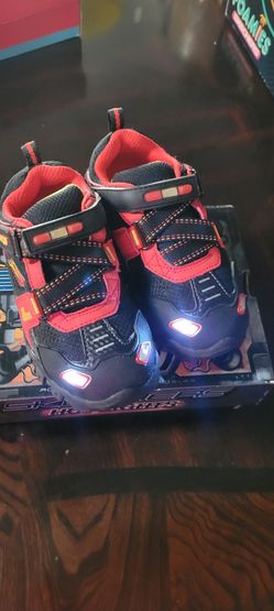 🐯 Boys Skechers Light Up Shoes Size 10 🐵 $15