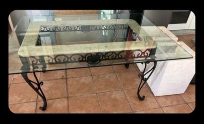 elegant victorian glass table ! $50 delivery 🚚 available