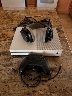 Xbox Series S 800gb. Controller. Headset.