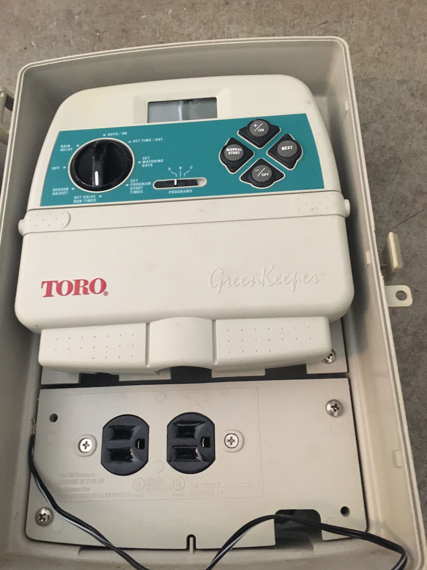 Toro greenkeeper sprinkler controller with outdoor box