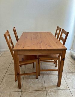 Super nice wood dining table with 4 chairs
