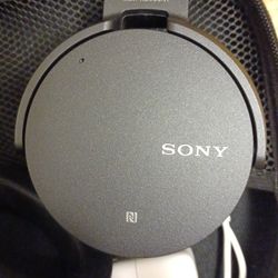 LIKE NEW SONY BLUETOOTH HEADPHONES with EXTRAS!!!