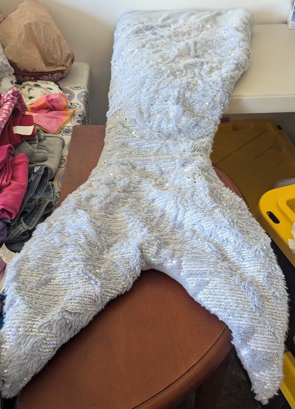 Max studio mermaid tail blanket 22x 56 long Baby Blue with sequins