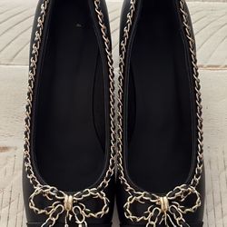 Fancy Black Pumps  Cap toe with Gold Interlocking chain block heel Sz 8