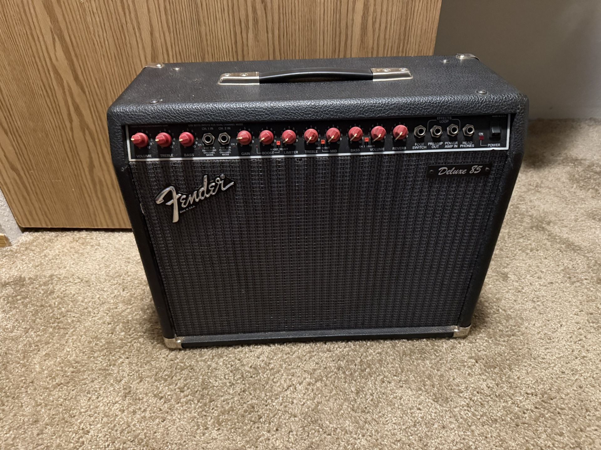Fender deluxe 85 guitar amp