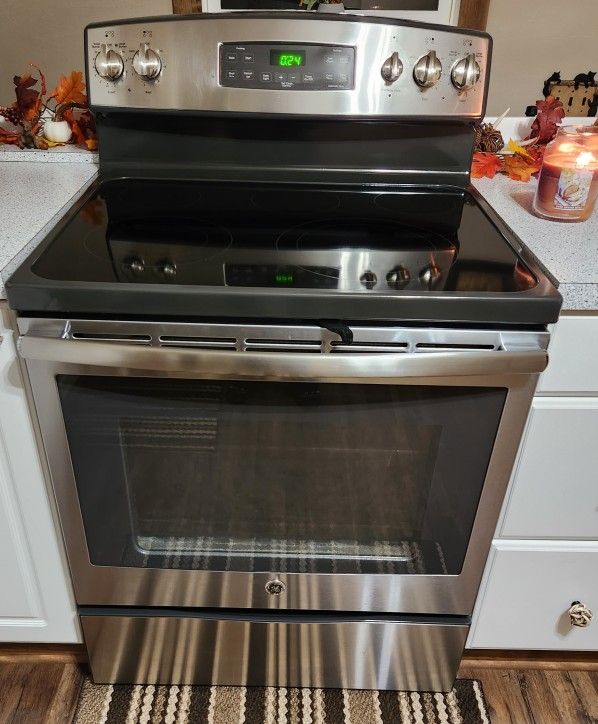 GE 30" Stainless Steel Electric Range for Sale in Three Rivers, MI