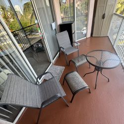 Patio set ( 5 pieces : 2 chairs,2 foot rest 1 round tempered glass table ) 