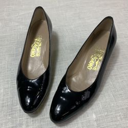 Vintage Salvatore Ferragamo Black Patent Leather Pumps 