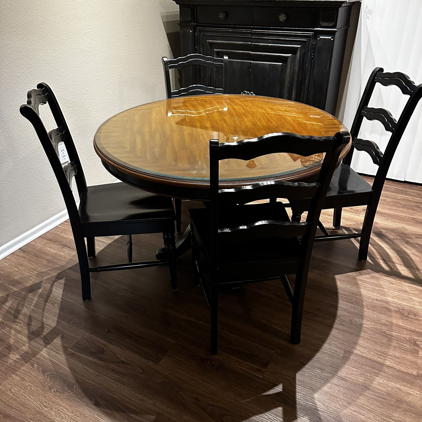 48” Round Dining Table And Chairs 