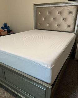 Bed Frame With Headboard // no mattress 