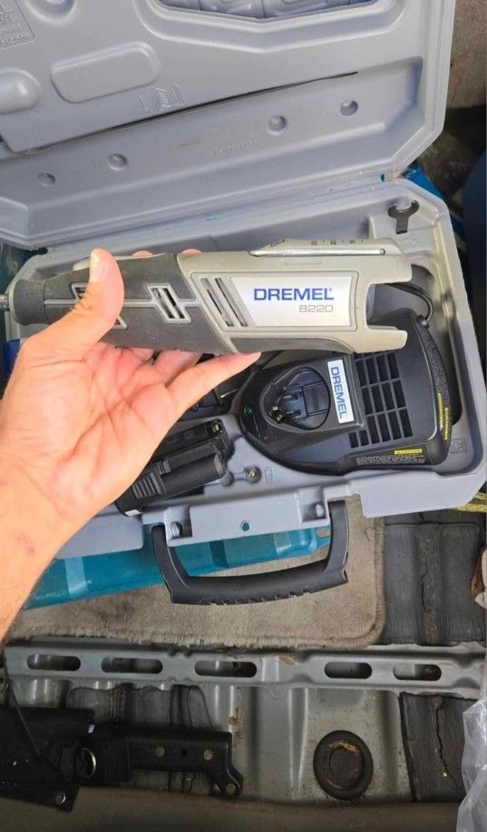 Dremel 8220/ rotating tool with battery and accessories