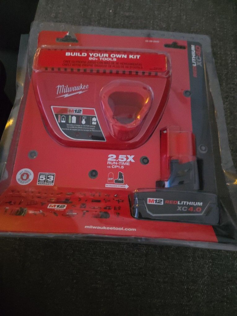 MILWAUKEE M12 BATTERIE 4.0AH AND CHARGER NEW 