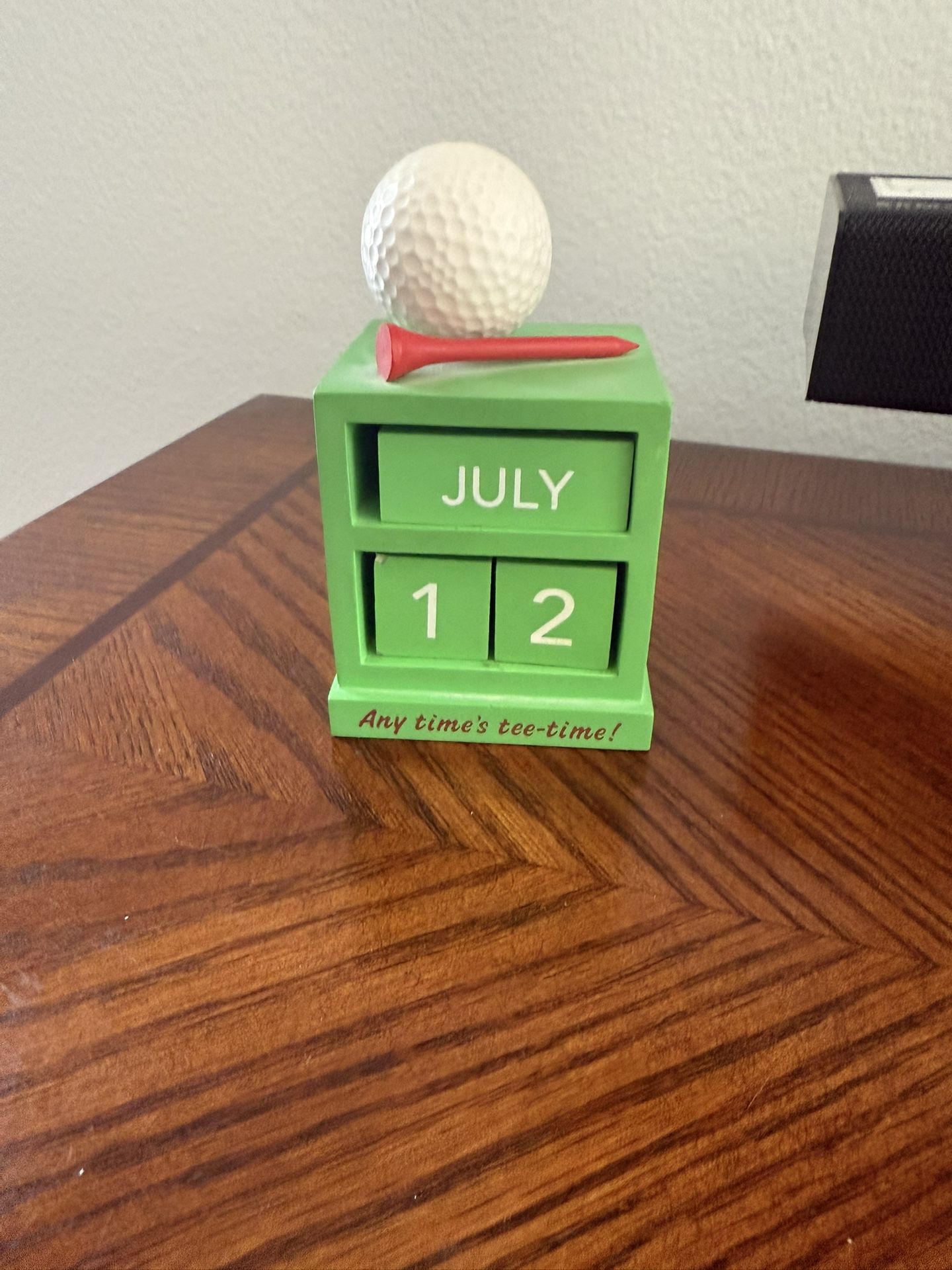 Hallmark Golf Desk Perpetual Calendar Heavy Wooden Block Golf Ball and Tee