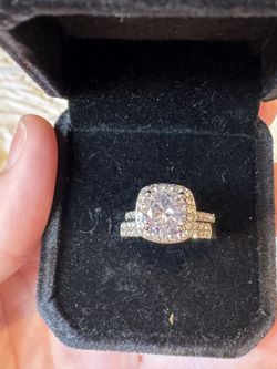 Stunning Cubic Zirconia Wedding RING SET, w/ a Hint Of Purple! BRAND NEW  