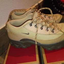 Women's Size 10 Nike Lahar Low (Grain)