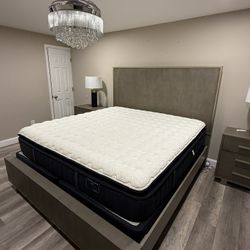 LIKE NEW PULASKI FURNITURE SET 