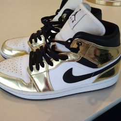 Jordan 1s Metallic Gold Size 11