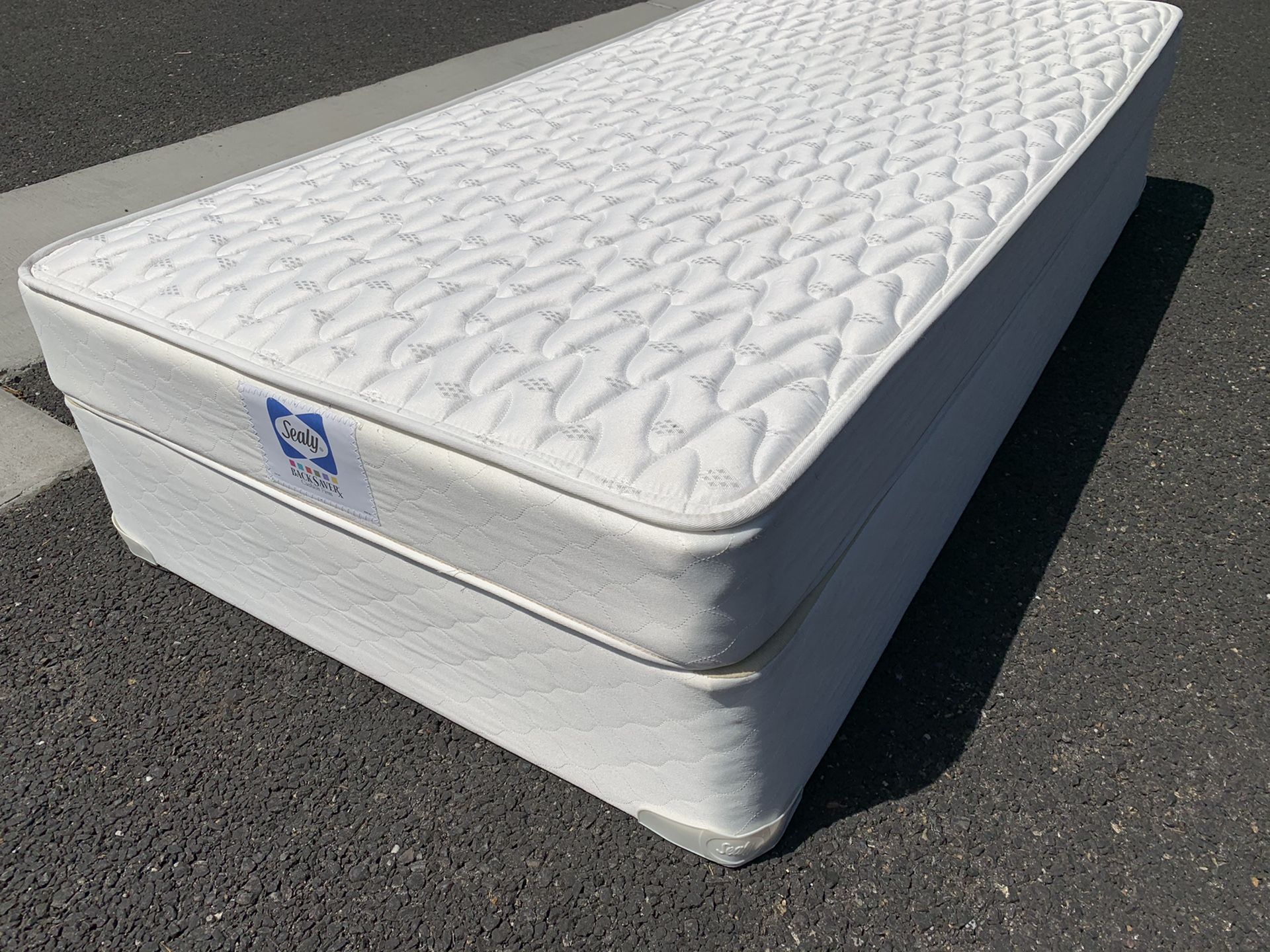 Twin size bed ! Twin size mattress and boxspring set ! Twin mattress and box spring ! Free delivery