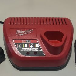 2 Milwaukee M12 XC 4.0 With Charging Dock