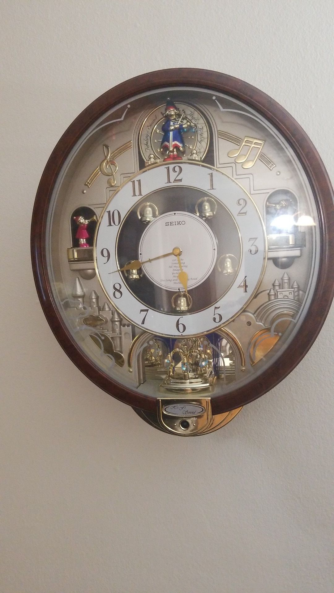 Wall clock with melodies