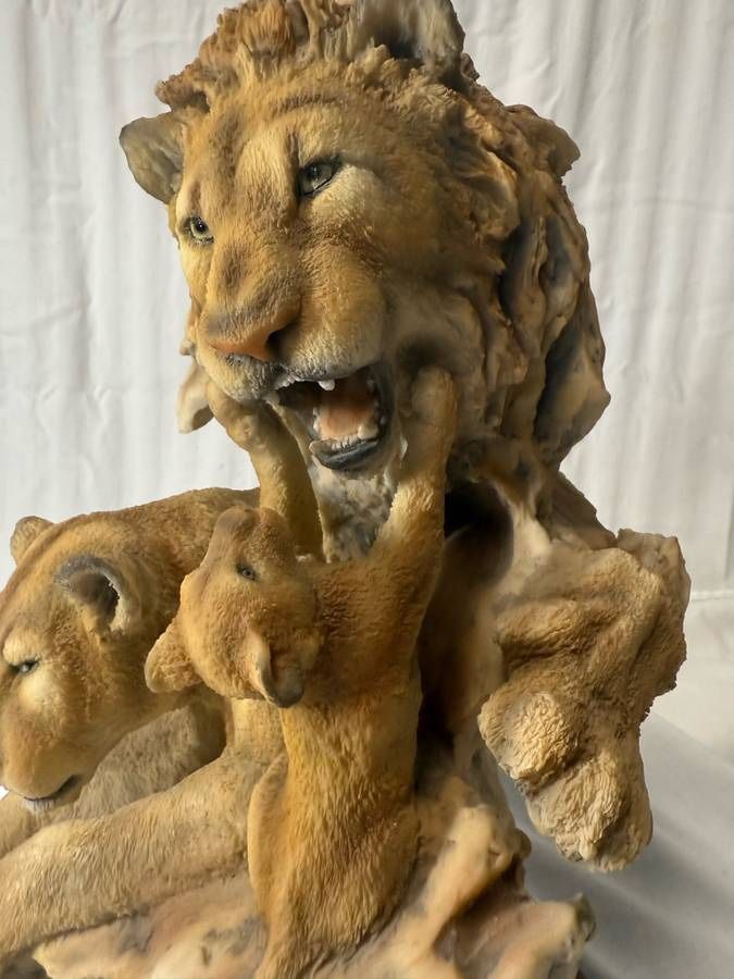 Resin Sculpture of Lions “Family Pride” Mill Creek Studios