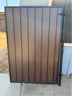 Puerta de metal 48x67  tabla sintética