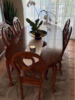 Dinning room table w/Chairs