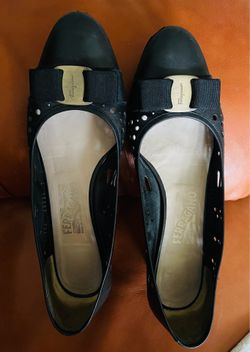SALVATORE FERRAGAMO VARA BLACK LASER CUT LEATHER ICONIC BOW PUMPS Sz 9 1/2