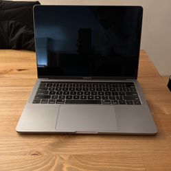 Apple MacBook Pro 13.3” (512GB, Intel Core i7 Quad Core 2.7 GHz, 16 GB RAM) Space Gray with Touch Bar and Touch ID