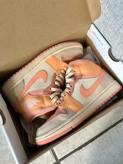 WMNS SIZR 7 AIR JORDAN 1 MID ATOMIC ORANGE/APRICOT AGATE