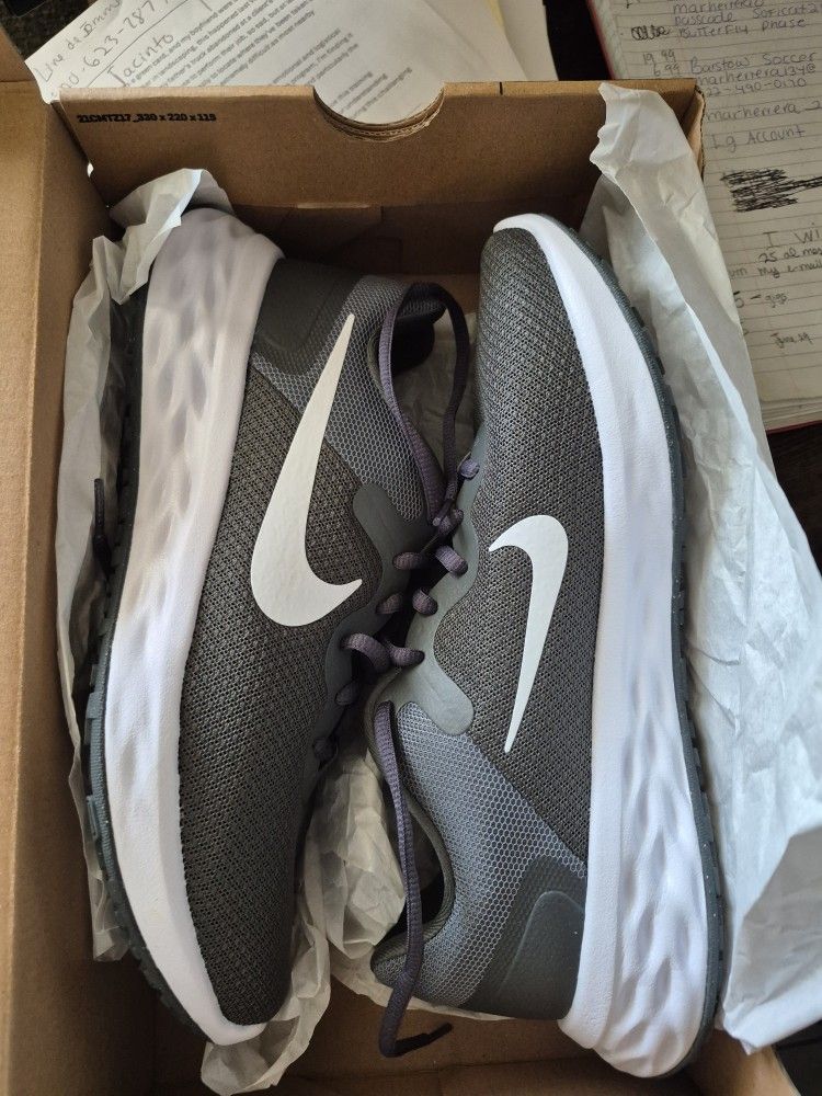 8 1/2 Nike Revolution 6nn