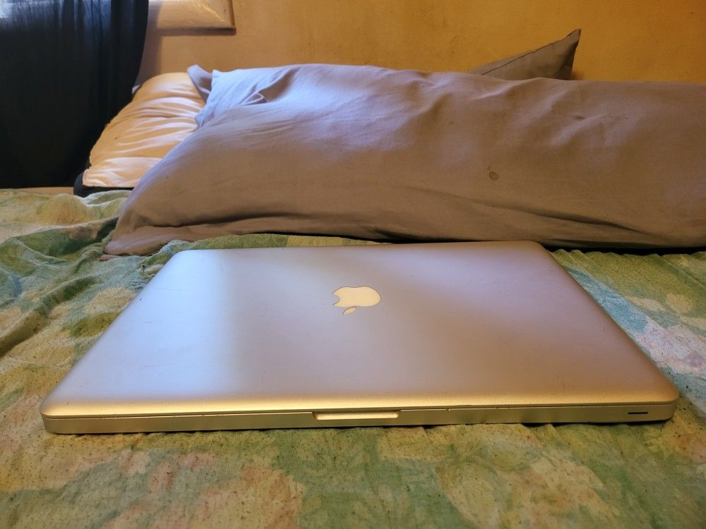 ^^^15' MacBook Pro i7 16GB Ram, 1TB SSD**