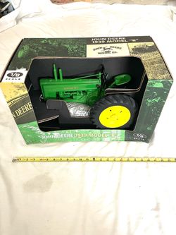 Mint condition rare find US made in the 1980s by toy maker ERTL scale 1/8 diecast, John Deere toy farm tractor. Retailed for $450.