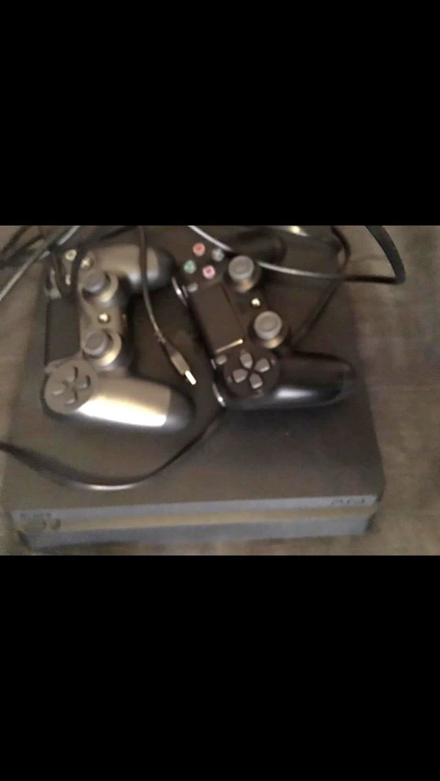 Ps4 slim with two controllers and blackops3 !