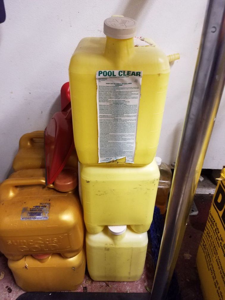 2.5 Gallon Empty Chlorine Jugs ONLY YELLOW ones for sale