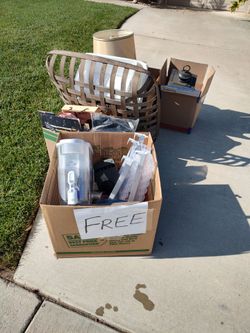 Free stuff on Camino Rosales x Callesita Ordenes in Temecula home decor household items