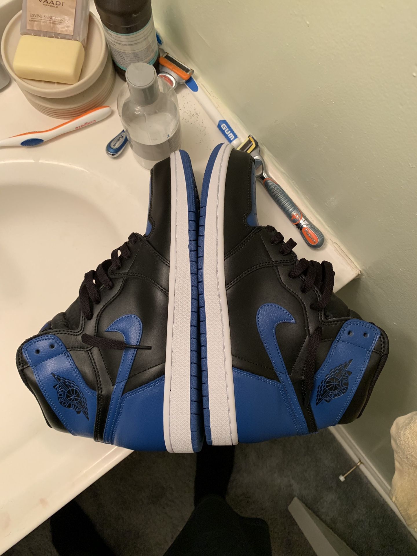 Jordan retro 1 royal blue