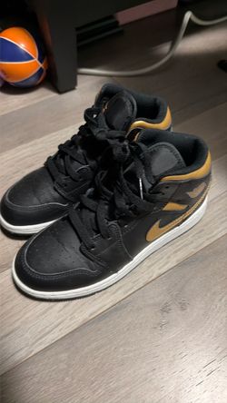 Air Jordan 1 Mid 'Black Metallic Gold 4y
