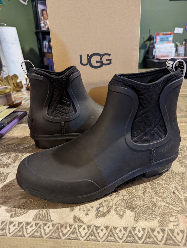 UGG women's chevone ankle high rain style boots size 8 