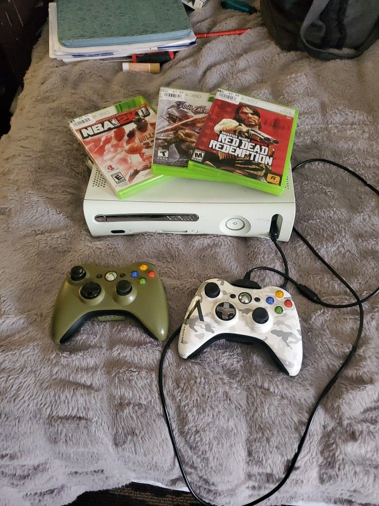 XBOX 360+ 2 CONTROLLERS+ 3GAMES