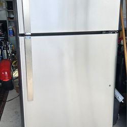 Ge Stainless Stil  Refrigerator.. Gently Used Couple Months 