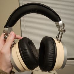 Avantone Pro MP1 Mixphones Multi-mode Reference phones NO AUX CORD AND TORN STILL SOUND GOOD 40 OBO