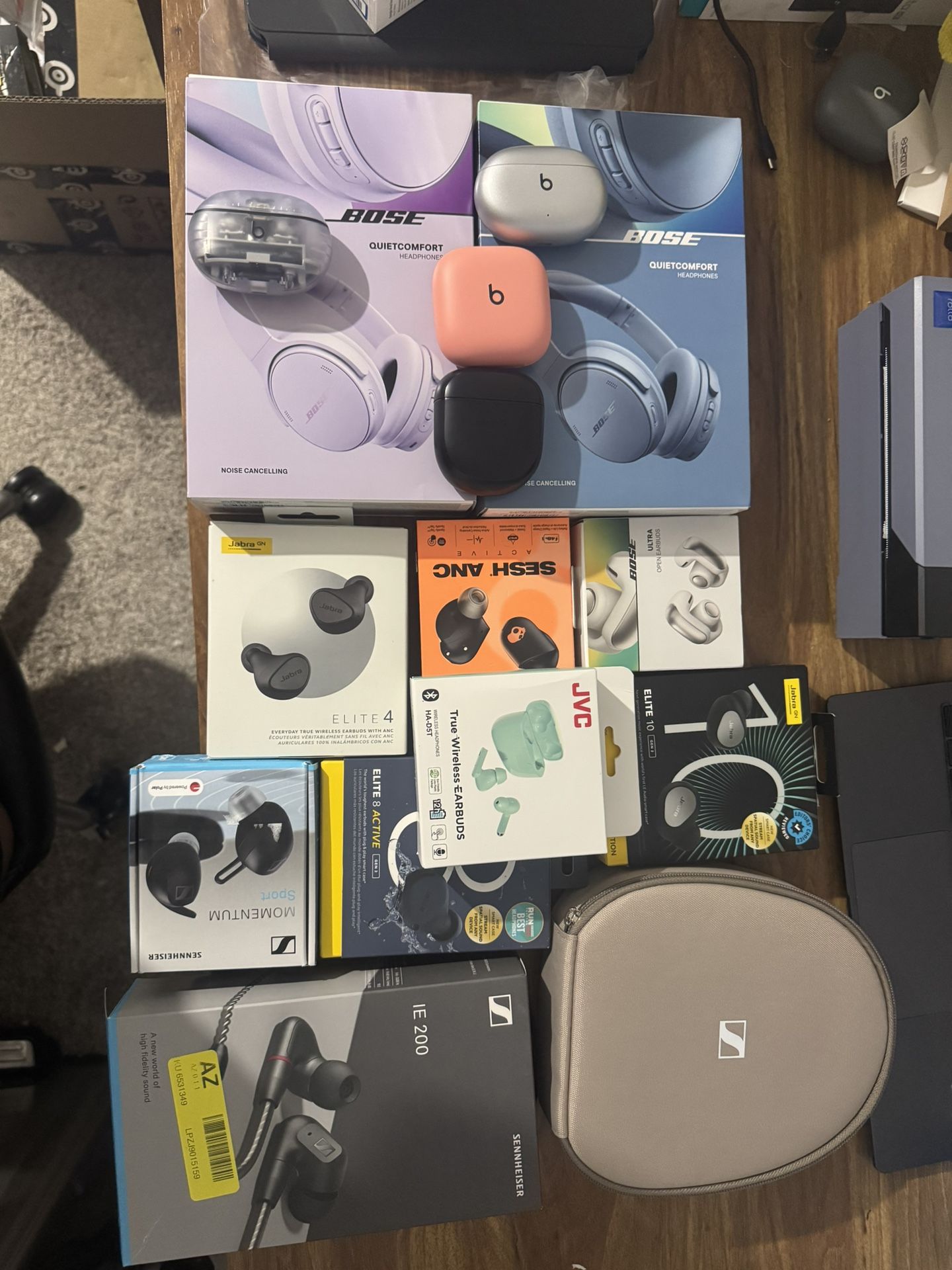 Headphones & Earbuds 