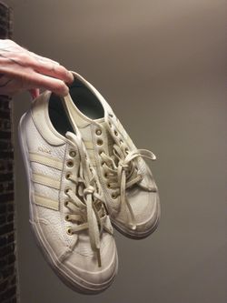 Used men’s adidas silva white with gold detailing Men’s size 9.5